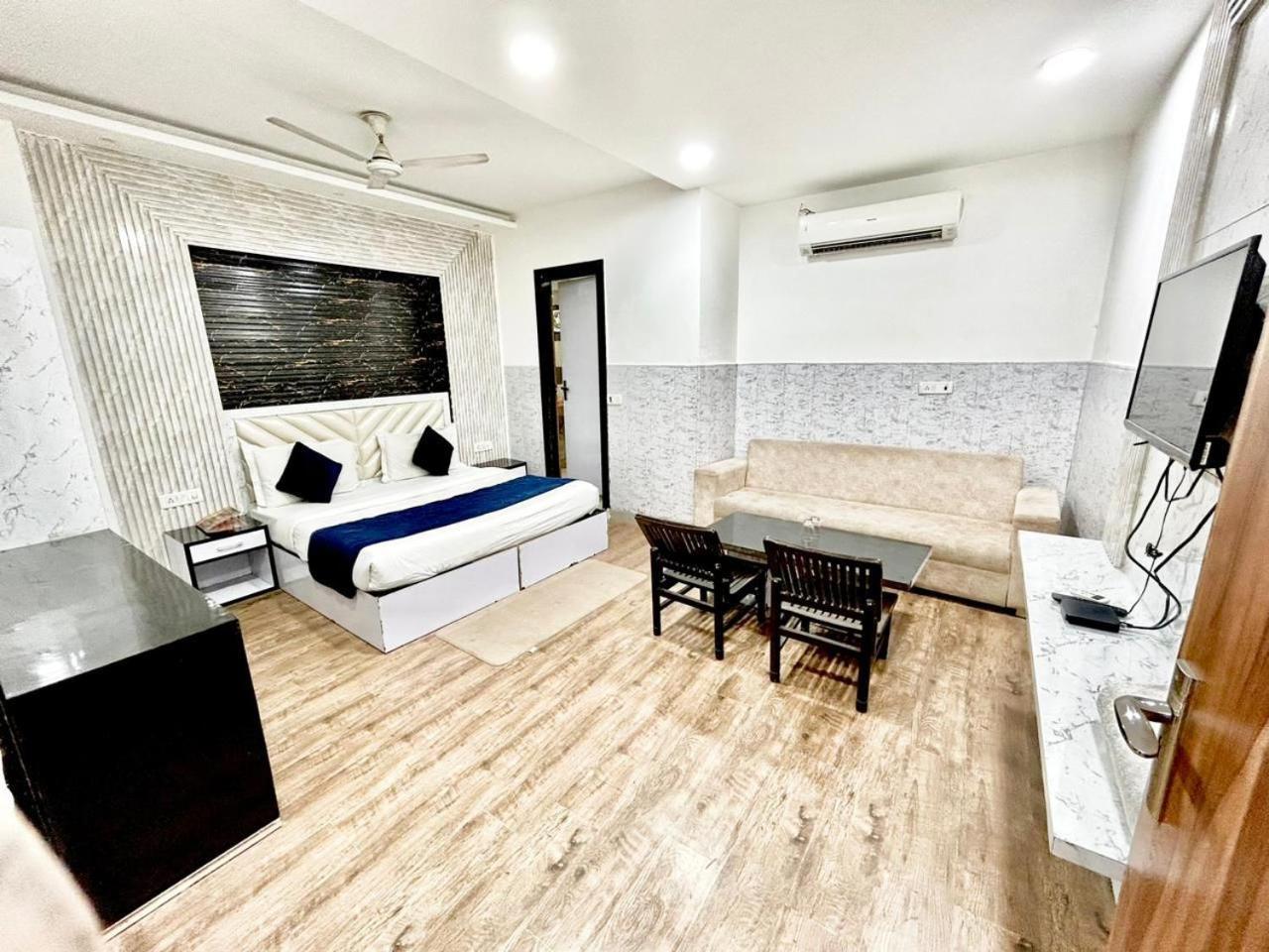 Отель The Tomar Hospitality Нью-Дели Экстерьер фото