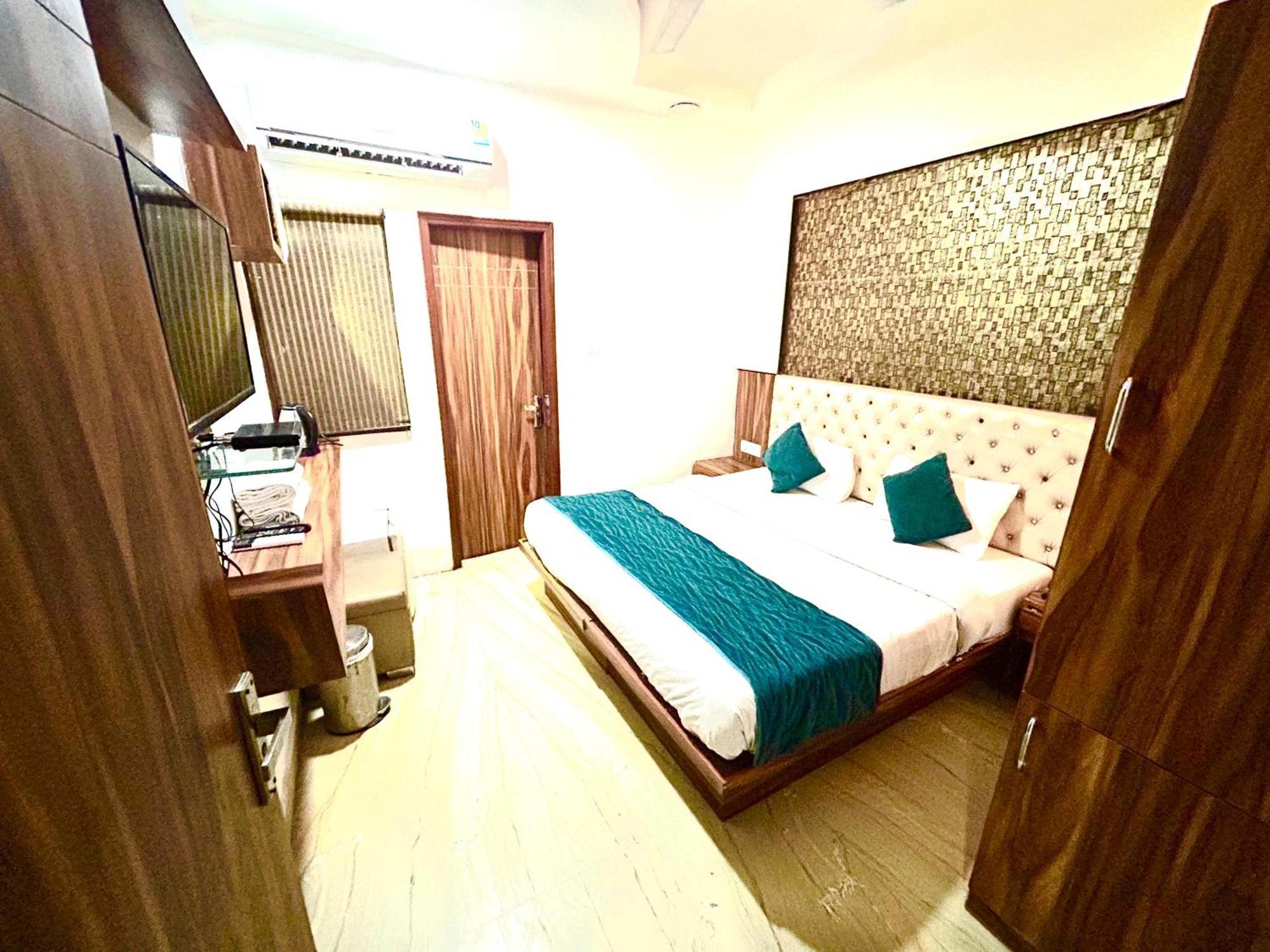 Отель The Tomar Hospitality Нью-Дели Экстерьер фото